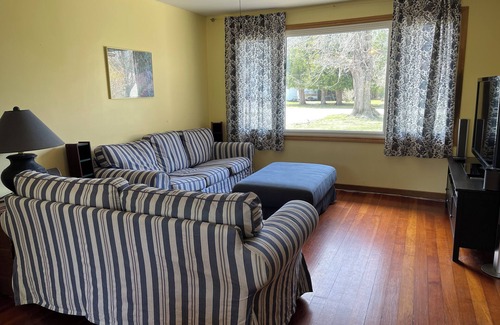 Southampton Cabaña | 5 Minutes to Southampton's gorgeous beach! Family and pet friendly cottage.