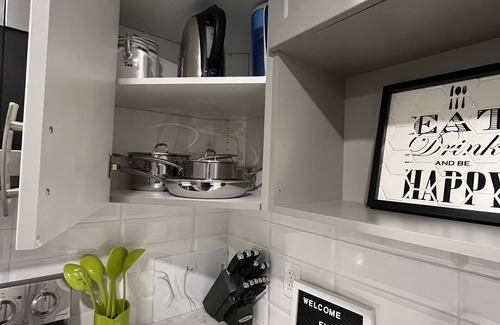 Southwest Calgary Apartamento | 5 minutes to Spruce Meadows, Home of Calgary's Show Jumping! Family-sized suite
