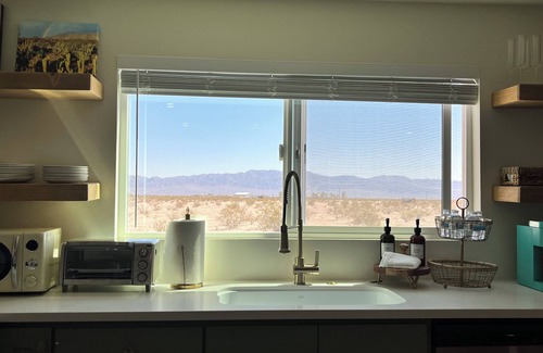 Wonder Valley Casa | Bienvenido a esta encantadora casita ubicada solo 8 minutos Parque Joshua Tree.