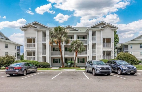 Carolina Forest Apartamento | 5 minutes to the beach! Family-size condo with pool & golf.