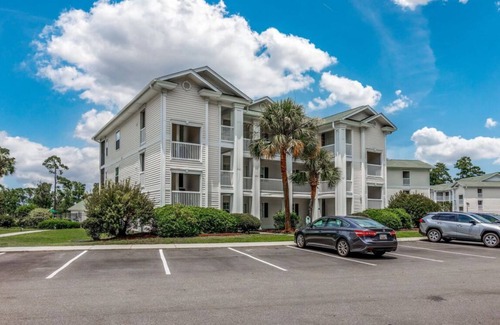 Carolina Forest Apartamento | 5 minutes to the beach! Family-size condo with pool & golf.