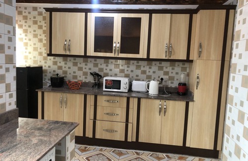 Bukoto Apartamento | 5 minutes to the recreation center!Family-sized condo with a balcony.