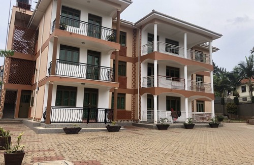 Bukoto Apartamento | 5 minutes to the recreation center!Family-sized condo with a balcony.