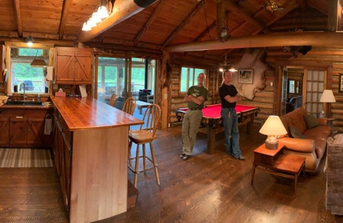 Silver Gate Cabina | 5 minutes to Yellowstone. Fish off your back deck.