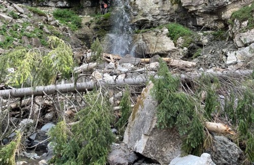 Silver Gate Cabina | 5 minutes to Yellowstone. Fish off your back deck.