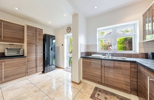 Oakleigh Casa | 5 Minutes walk from Barnet Underground , Lovely 5 bedroom House with Office !