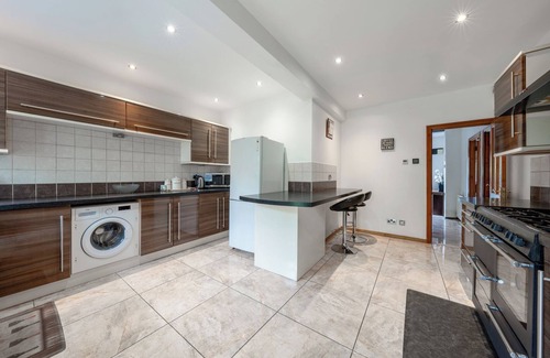 Oakleigh Casa | 5 Minutes walk from Barnet Underground , Lovely 5 bedroom House with Office !