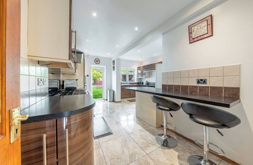 Oakleigh Casa | 5 Minutes walk from Barnet Underground , Lovely 5 bedroom House with Office !