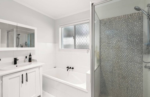 Broadbeach Casa | 5 minutes walk to pacific fair/beach-3 bedrooms with 3 ensuites, suit 10 people