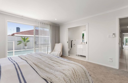 Broadbeach Casa | 5 minutes walk to pacific fair/beach-3 bedrooms with 3 ensuites, suit 10 people