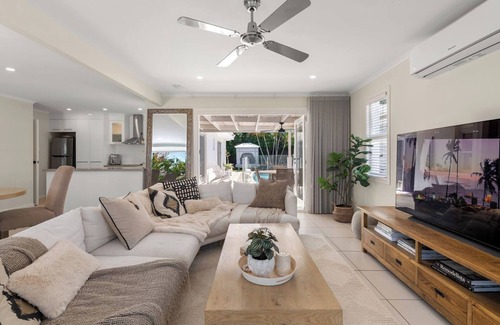 Broadbeach Casa | 5 minutes walk to pacific fair/beach-3 bedrooms with 3 ensuites, suit 10 people