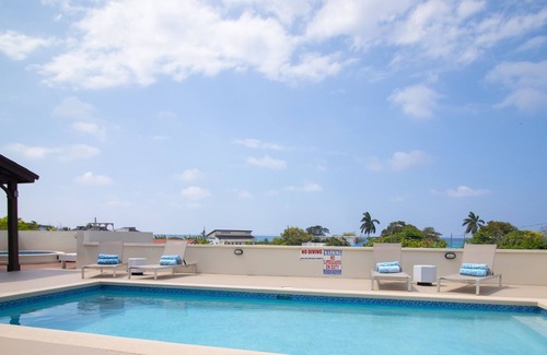 Silver Sands Casa | 5 minutes walk to the beach! Family-friendly villa with private pool in Trelawny