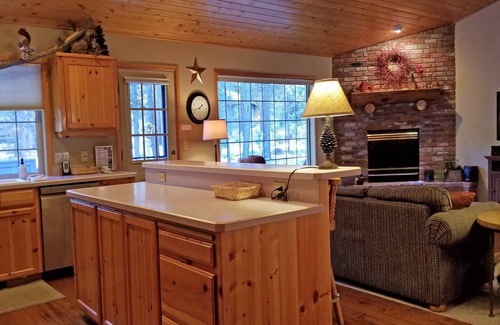Deer Park Casa | 5 Modoc-Sunriver, Oregón: bañera de hidromasaje, barbacoa, WiFi, SHARC Aquatics, Tubing Hill, el monte. Bachelor, Golf, Deschutes River, Tenis, Senderos para bicicletas