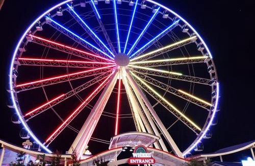 Gatlinburg - Pigeon Forge Casa | 5'O clock Somewhere- Hot Tub, Game Room, WIFI, FREE attraction tickets for each paid day!