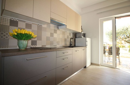 Porec Apartamento | 5 persons, near the sea and city center, with barbecue and private parking