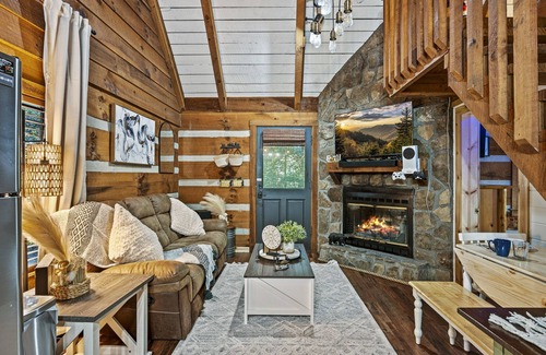 Townsend Cabina | 5% Snr/Mltry Discount! King Beds, Theater, Hot Tub, XBox, Fireplace