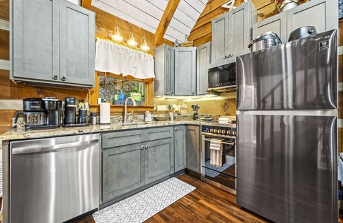 Townsend Cabina | 5% Snr/Mltry Dscnt, Kids Loft, Theater, HotTub, XBox, King Bed