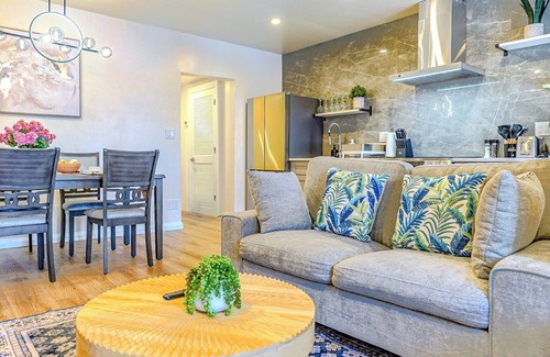 Parkway Museum District Apartamento | 5 Star Art District Haven–Walk to Top Attractions!