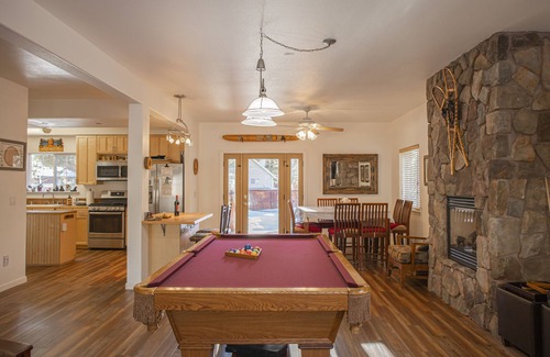 Tahoe Paradise Casa | ¡Lujo y diversión para todos, incluso mascotas! Bañera de hidromasaje, piscina Tbl, cerca de esquí, lago, kayaks