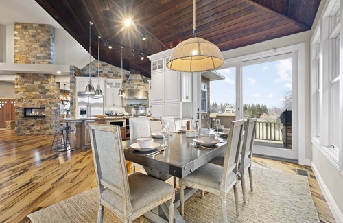 Brockton Casa | *5 Star LUX Retreat Sleeps 25+ Pool Theater Arcade