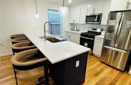 Newark Casa | 5 Star Luxurious 3 Bedroom Duplex Unit, Sleeps 8 people and 2 and half bath