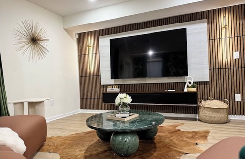 Newark Casa | 5 Star Luxurious 3 Bedroom Duplex Unit, Sleeps 8 people and 2 and half bath