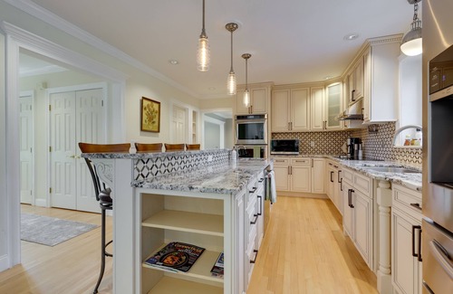 Waterford Casa | 5-star Luxurious 4 Bedroom Home by the Beach and Minutes from Mystic