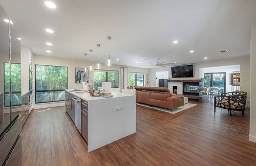 Beach Park Casa | Luxury Executive Home! Heated Pool and more!
