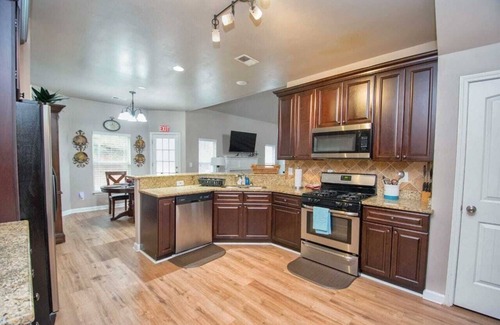 Church Street Casa | 5-Star Luxury Home Sleeps 22+ Airport proximity