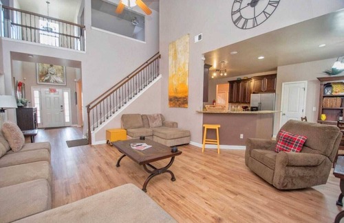 Church Street Casa | 5-Star Luxury Home Sleeps 22+ Airport proximity