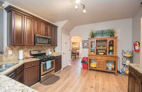 Church Street Casa | 5-Star Luxury Home Sleeps 22+ Airport proximity