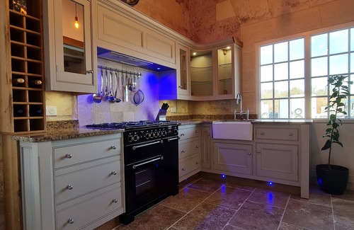 Villegouge Cabaña | 5 star Luxury stone cottage with own private heated pool