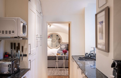 Warwick Apartamento | ¡Lujo de 5 estrellas, servicio de automóvil gratuito, Champange, aire acondicionado y más! Super valor por $