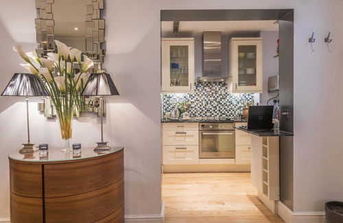 Warwick Apartamento | ¡Lujo de 5 estrellas, servicio de automóvil gratuito, Champange, aire acondicionado y más! Super valor por $