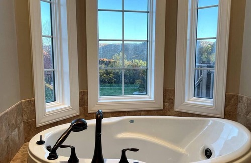 Brockton Casa | *NEW 5 Star Mtn. Retreat - Pool, Hot Tub, Arcade