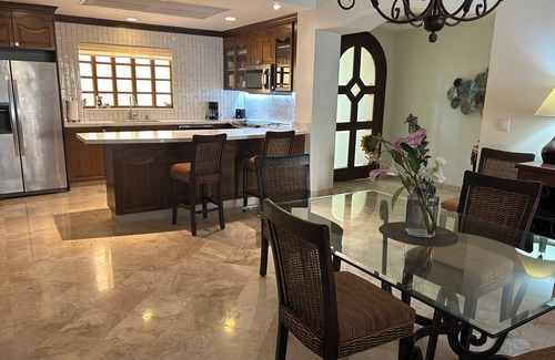 Flamingos Condominio | Villa de 5 estrellas con vista al mar - ¡Capacidad para 8 personas! Con plano de planta "concepto abierto" actualizado.