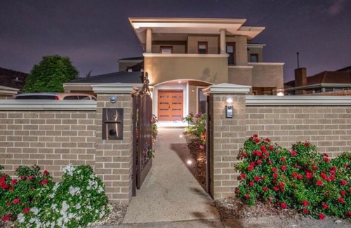 Glen Waverley Casa | 5 Star Room with own Bathroom - Singles, Couples, Families or Executives