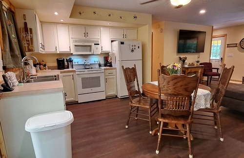 Gatlinburg Cabaña | 5.STAR 🐻 5.bedroom 3.bath - ADA - 6.min to Downtown. Newly remodeled for 2023.