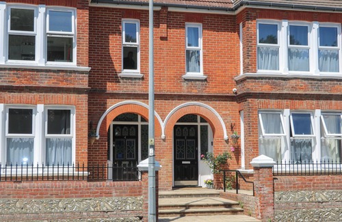 Seaford Cabaña | 5 THE CUCKMERE, pet friendly, country holiday cottage in Seaford