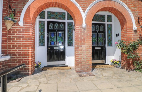 Seaford Cabaña | 5 THE CUCKMERE, pet friendly, country holiday cottage in Seaford