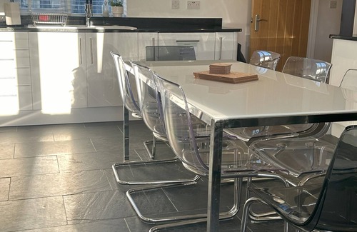 Port-Eynon Cabaña | 5* Whitebridge Cottage - short walk to Port Eynon beach and village amenities