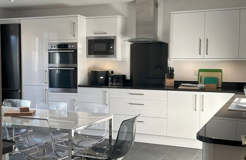 Port-Eynon Cabaña | 5* Whitebridge Cottage - short walk to Port Eynon beach and village amenities