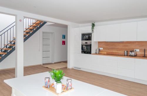 Cottbus Apartamento | 5 Zimmer nahe Hauptbahnhof,10 Betten,vollausgestattet,neu saniert,Parkplatz,Dachterasse