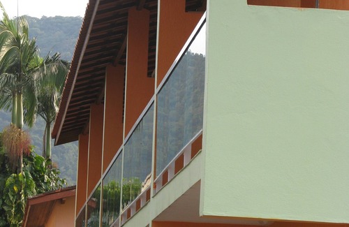 Maranduba Chalet De Esquí | A 50 metros de la playa, confortable chalet con piscina, aire acondicionado y garaje.
