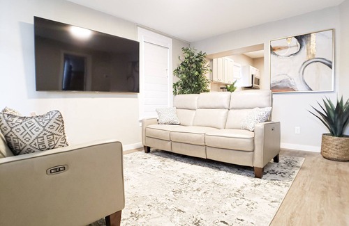 East Central Casa | 50% OFF PROMO-New Remodel Sugarhouse Gem+Fenced Yard+Spa+Gazebo+Fiber Internet!