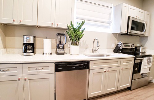 East Central Casa | 50% OFF PROMO-New Remodel Sugarhouse Gem+Fenced Yard+Spa+Gazebo+Fiber Internet!