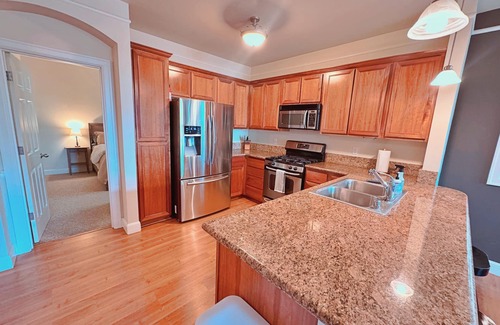 Renton Condominio | 50% Off This Weekend ONLY! Luxury Renton Condo in Great Location