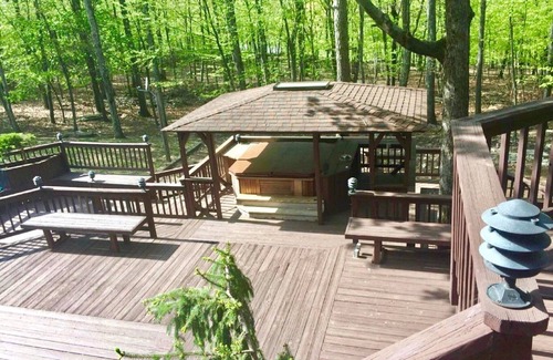 East Stroudsburg Casa | 5000 pies cuadrados Piscina con vista a la montaña Bañera de hidromasaje Sauna Juegos para hogueras Múltiples cubiertas GRANDES