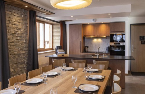 Lanslevillard Apartamento | 150m del centro estación, fitness, piscina, sauna, hammam, balcón, chimenea o estufa a leña, tv