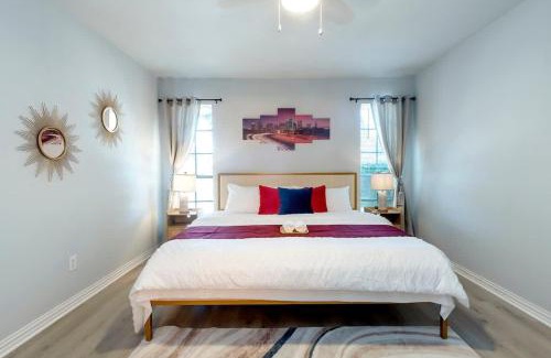 South Arlington Casa | 510 Six Flags Water Park & Zoo